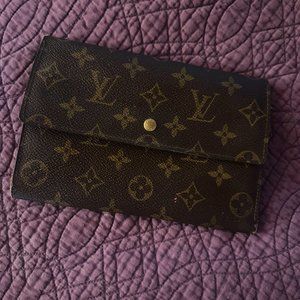 Authentic LOUIS VUITTON Trifold International wallet in Monogram